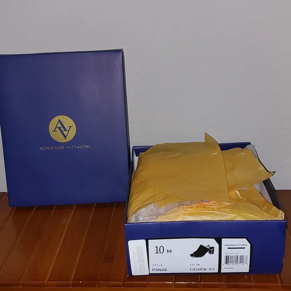 NWOT Adrienne Vittadini suede heels size 10 color cashew - Picture 9 of 10